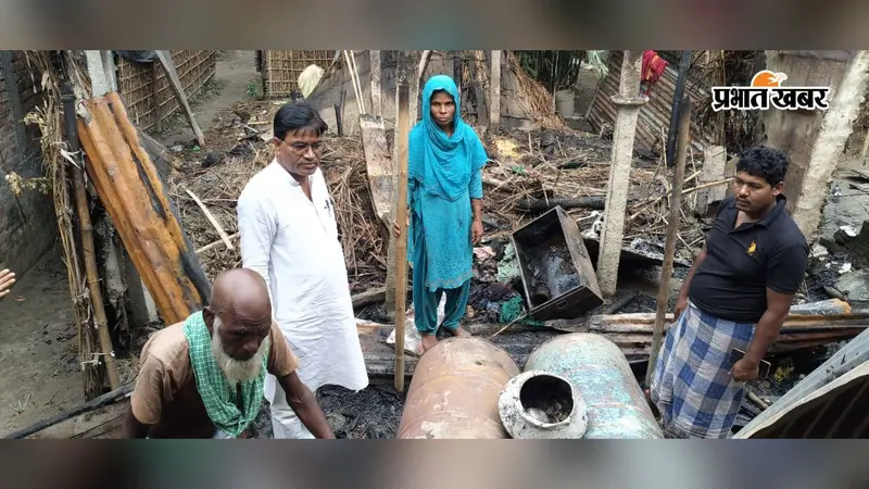 सुपौल के नरहैया गांव में रात दो बजे लगी भीषण आग, सो रहे परिवार की जान बची, घर और सामान जलकर राख