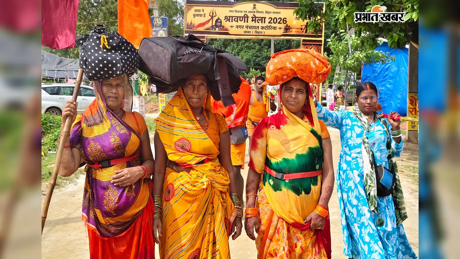 सिर पर गठरी लिए महिला श्रद्धालुओं की टोली | Prabhat Khabar Network सिर पर गठरी लिए महिला श्रद्धालुओं की टोली | Prabhat Khabar Network
