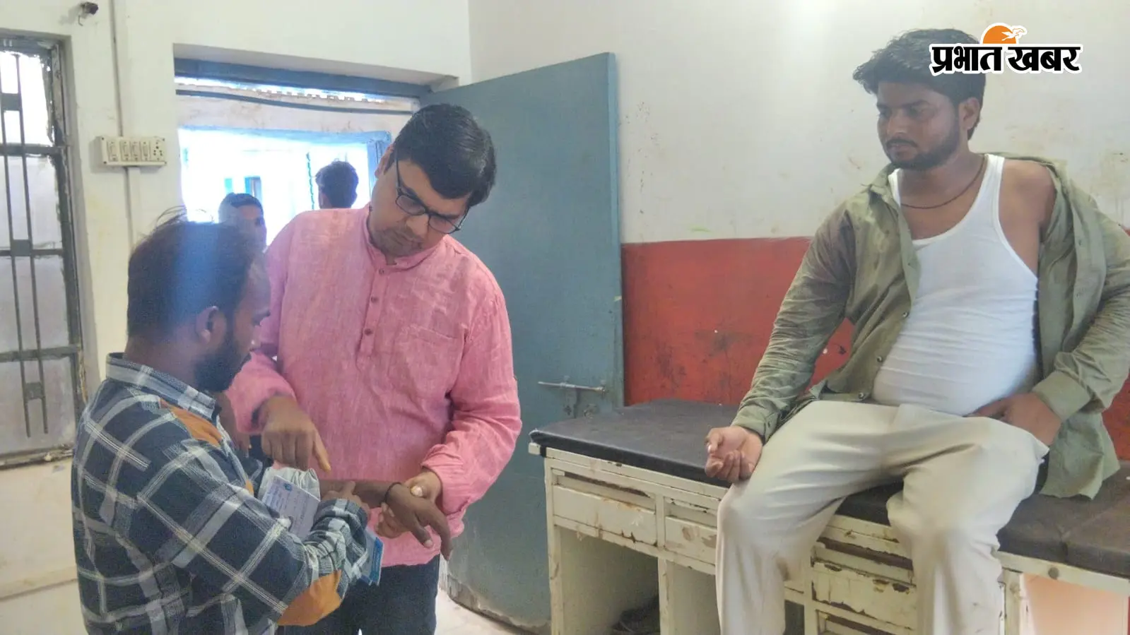 फोटो:अस्पताल में ईलाजरत जख्मी | Prabhat Khabar Network फोटो:अस्पताल में ईलाजरत जख्मी | Prabhat Khabar Network