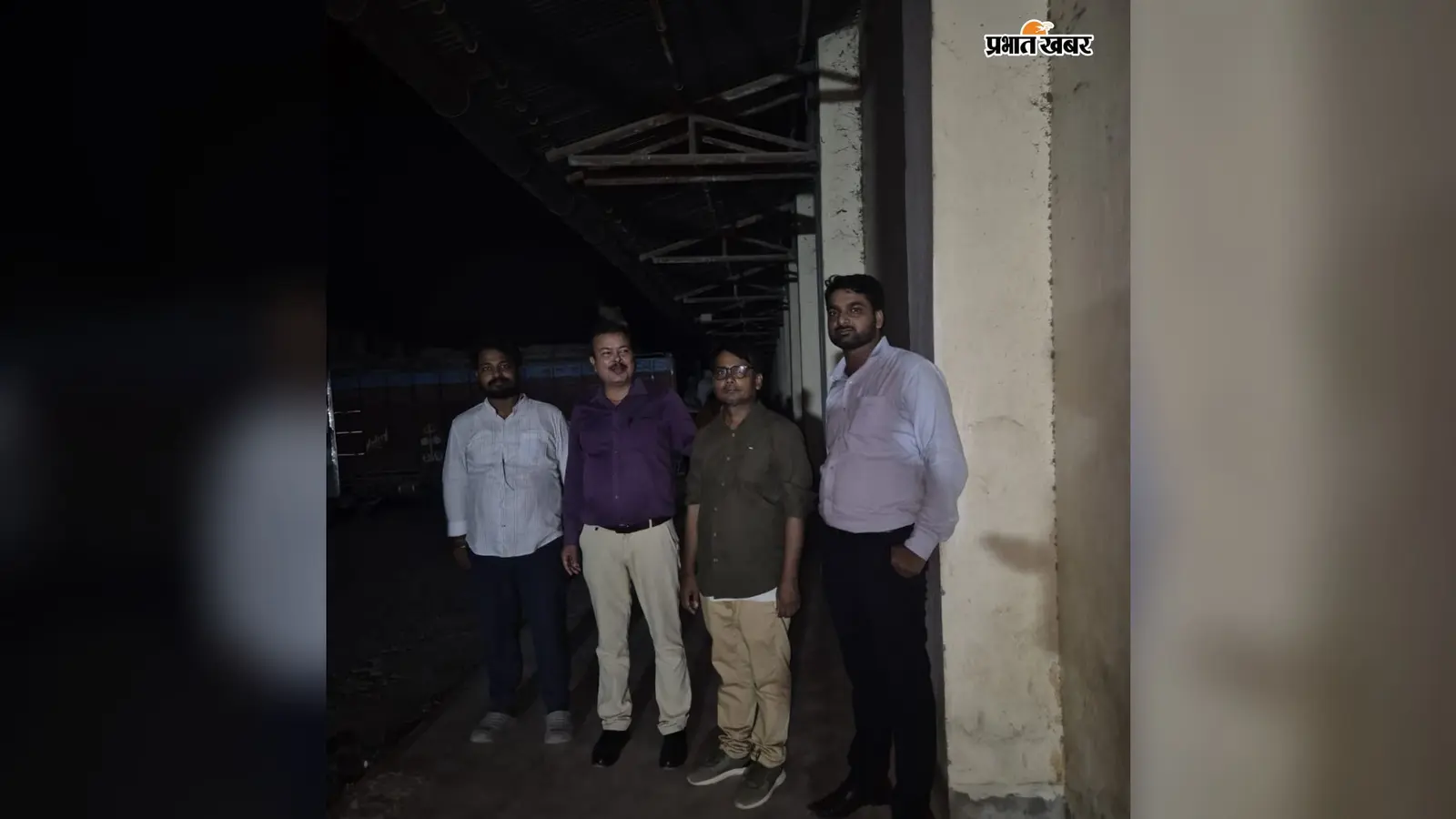 राज्य खाद्यनिगम के गौदाम पर चावल गिरवाते पदाधिकारी | Prabhat Khabar Network राज्य खाद्यनिगम के गौदाम पर चावल गिरवाते पदाधिकारी | Prabhat Khabar Network