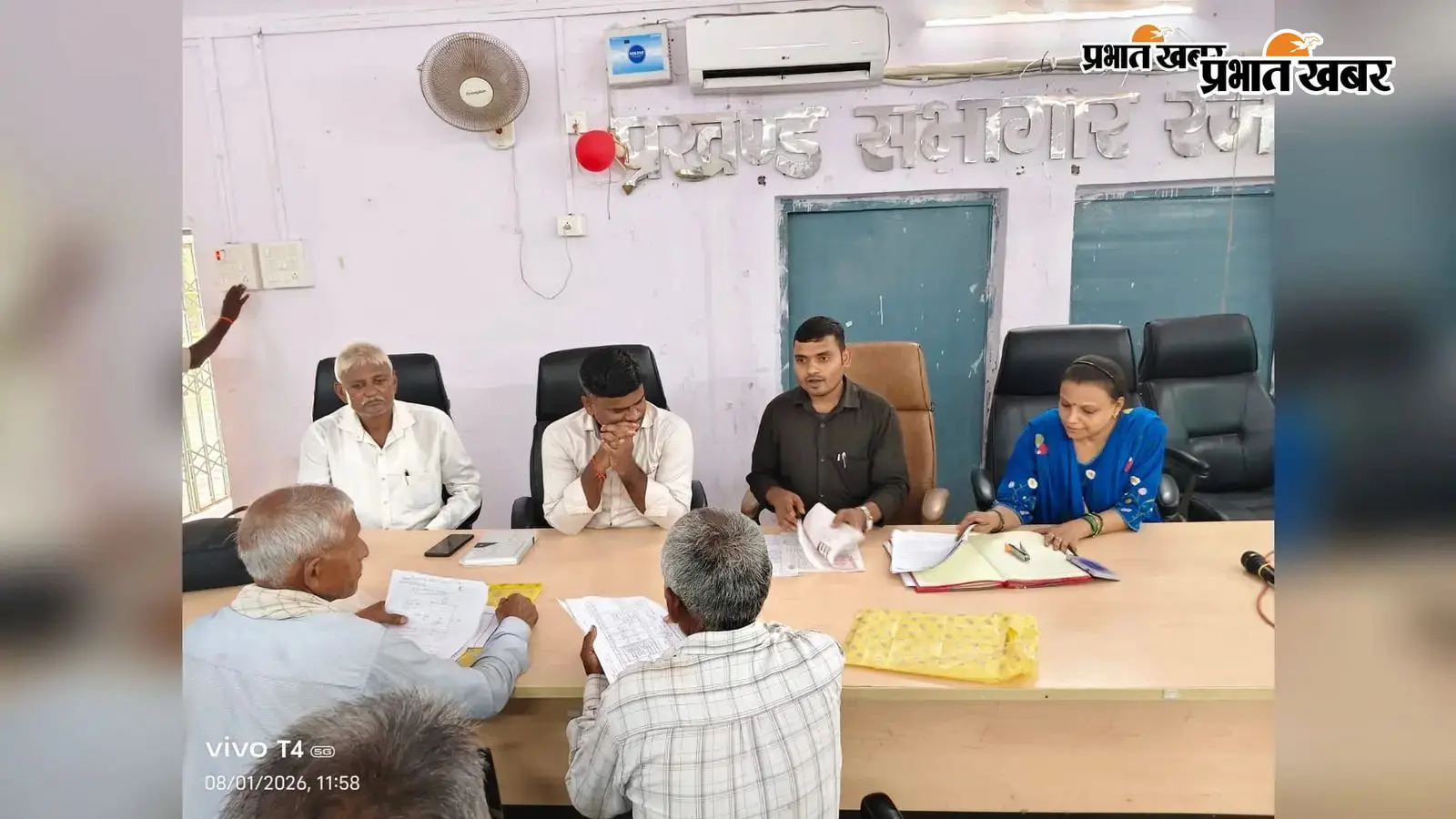 जनता दरबार में मामलों का निपटारा करते राजस्व कर्मी जनता दरबार में मामलों का निपटारा करते राजस्व कर्मी