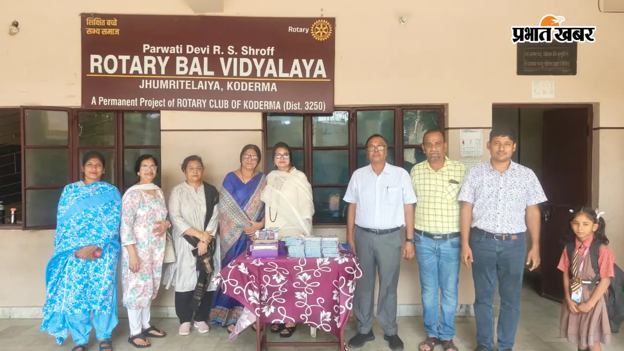सामाग्री वितरण के दौरान अतिथि व अन्य. | Prabhat Khabar Network सामाग्री वितरण के दौरान अतिथि व अन्य. | Prabhat Khabar Network