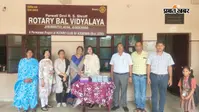 रोटरी बाल विद्यालय में बच्चों के बीच बांटी गई शिक्षण सामग्री, योग प्रशिक्षिका ने की स्कूल की सराहना
