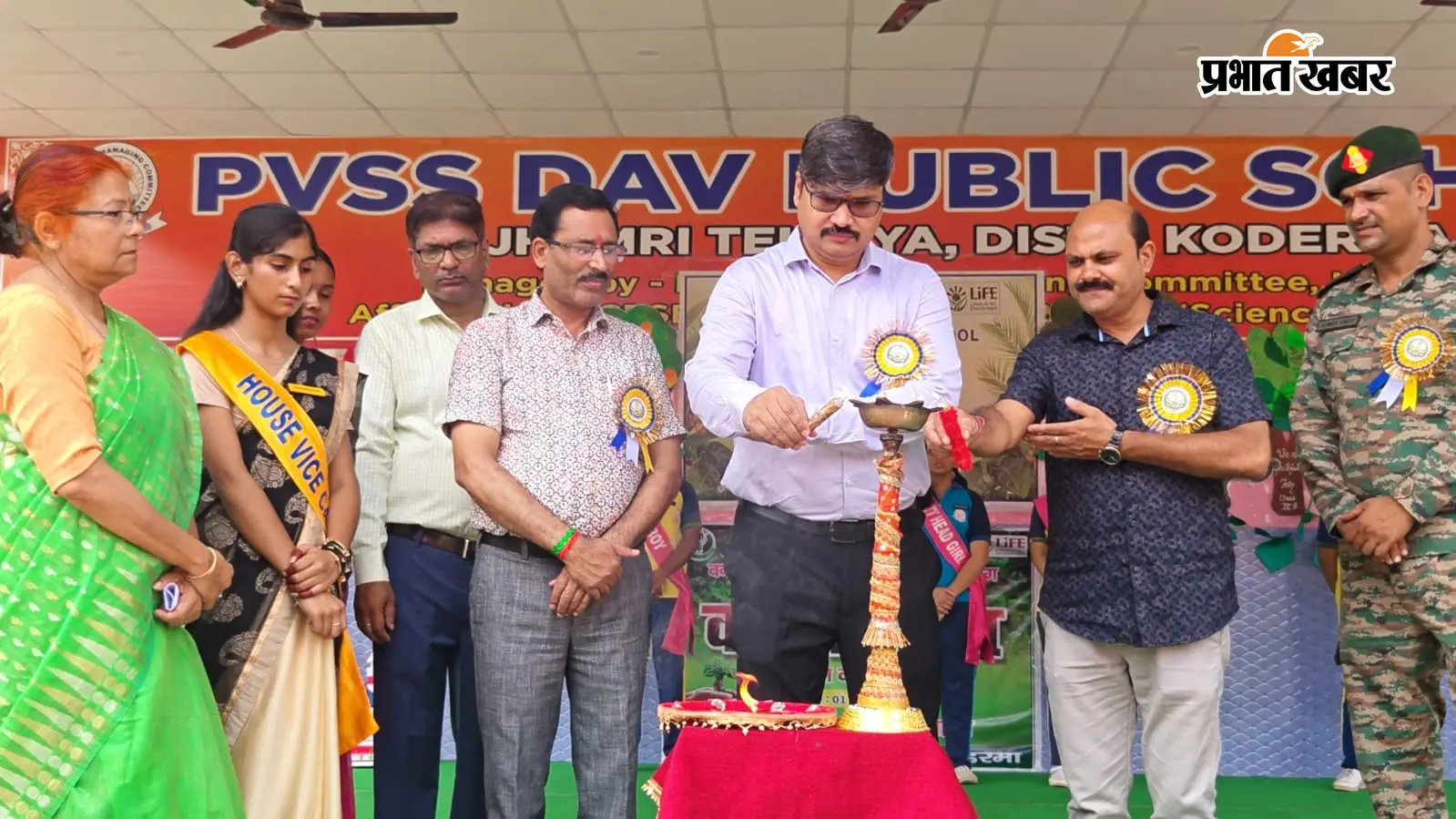 कार्यक्रम की शुरुआत करते डीएफओ व अन्य. | Prabhat Khabar Network कार्यक्रम की शुरुआत करते डीएफओ व अन्य. | Prabhat Khabar Network