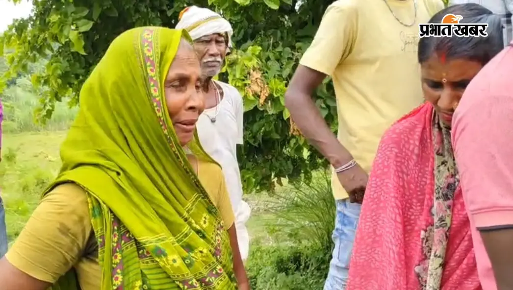 युवक के शव मिलने के बाद रोते बिलखते परिजन व घटनास्थल पर उमड़ी लोगों की भीड़ | Prabhat Khabar Network युवक के शव मिलने के बाद रोते बिलखते परिजन व घटनास्थल पर उमड़ी लोगों की भीड़ | Prabhat Khabar Network