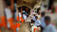 Valmikinagar News: बाघ हमले में जान गंवाने वाले किसान के परिजनों से मिला वन विभाग पदाधिकारी, मुआवजे का भरोसा