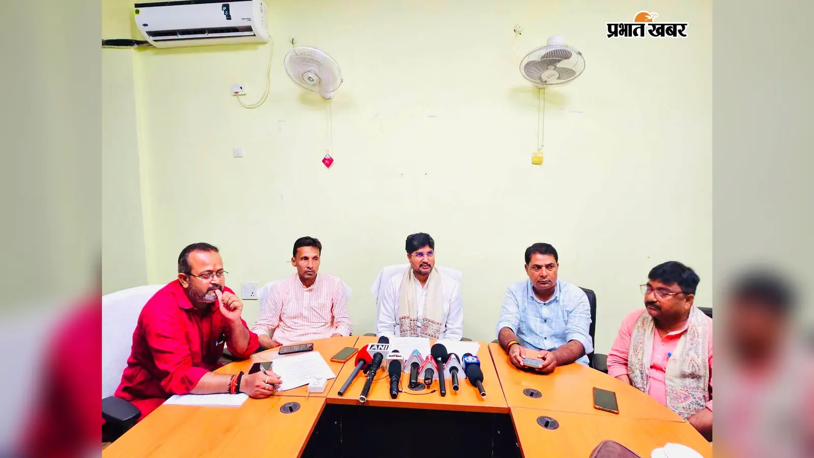 फोटो नं 04- पत्रकारों से वार्ता करते भाजपा जिलाध्यक्ष व अन्य | Prabhat Khabar Network फोटो नं 04- पत्रकारों से वार्ता करते भाजपा जिलाध्यक्ष व अन्य | Prabhat Khabar Network
