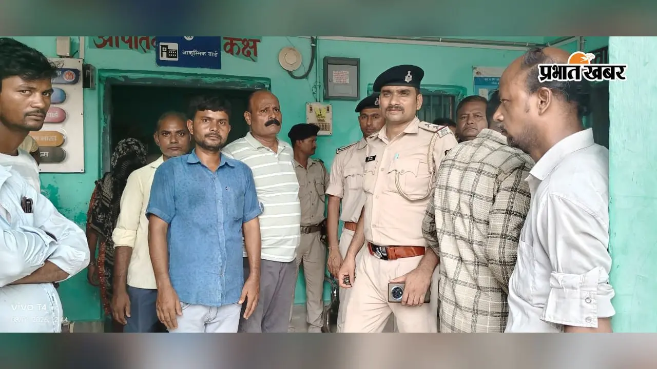 अस्पताल में उपस्थित पुलिस पदाधिकारी व जमा भीड़. अस्पताल में उपस्थित पुलिस पदाधिकारी व जमा भीड़.