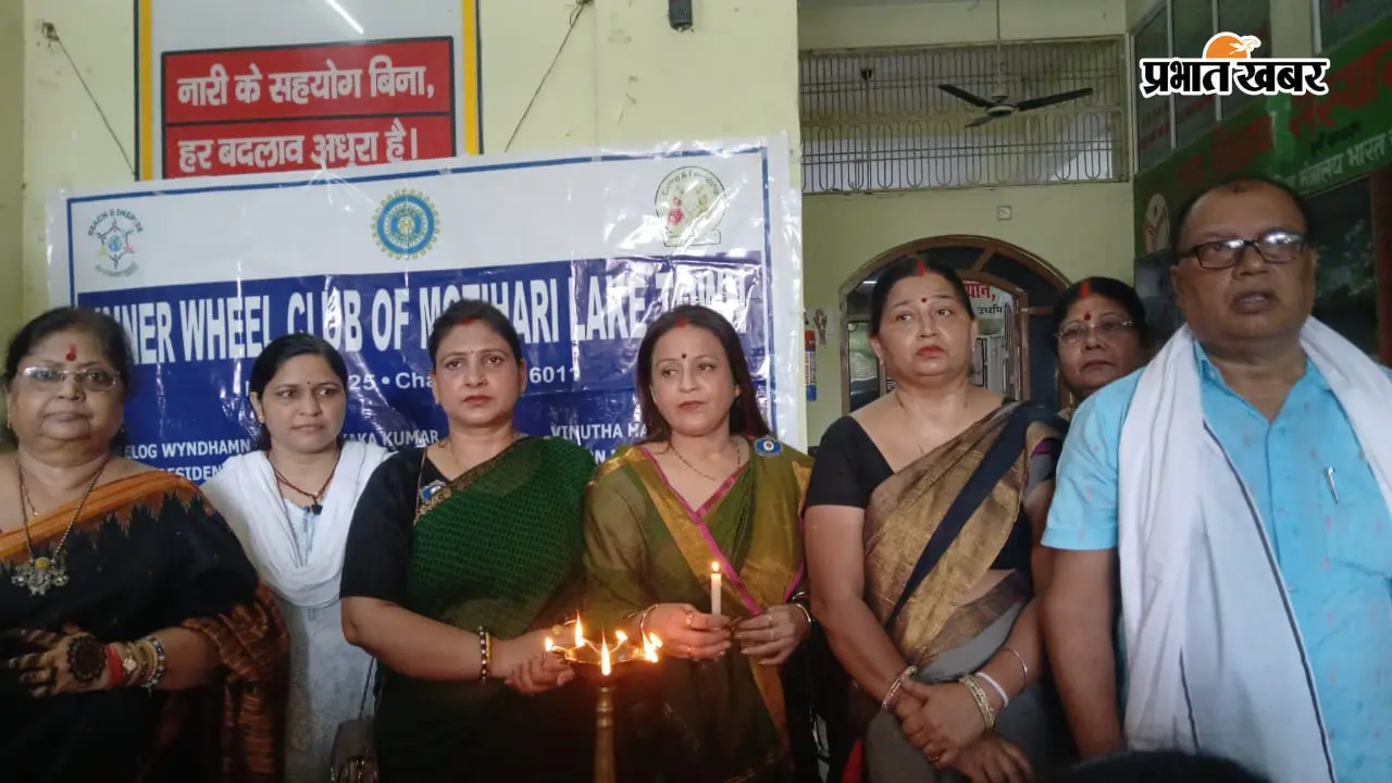 दीप प्रज्वलित कर कार्यक्रम का उद्घाटन करती इनर व्हील के सदस्य | Prabhat Khabar Network दीप प्रज्वलित कर कार्यक्रम का उद्घाटन करती इनर व्हील के सदस्य | Prabhat Khabar Network