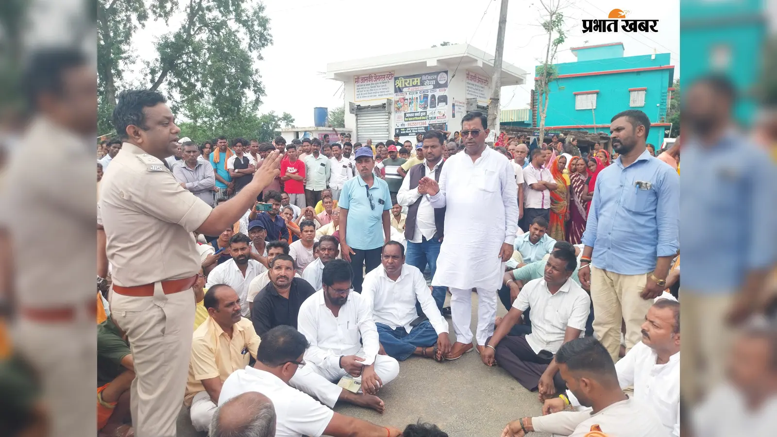 सड़क जाम हटने के बाद वापस लौटते अधिकारी , जाम के दौरान ग्रामीणों व सांसद प्रतिनिधि से वार्ता करते एसडीपीओ | Prabhat Khabar Network सड़क जाम हटने के बाद वापस लौटते अधिकारी , जाम के दौरान ग्रामीणों व सांसद प्रतिनिधि से वार्ता करते एसडीपीओ | Prabhat Khabar Network