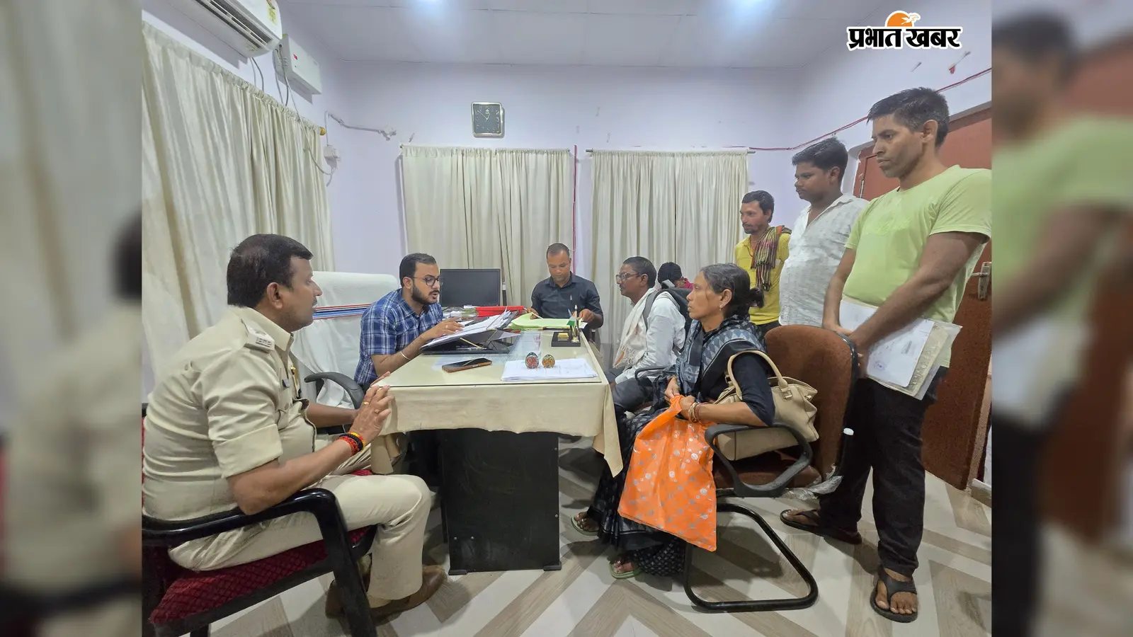 भूमि विवाद से सम्बंधित मामला सुलझाते राजस्व पदाधिकारी | Prabhat Khabar Network भूमि विवाद से सम्बंधित मामला सुलझाते राजस्व पदाधिकारी | Prabhat Khabar Network