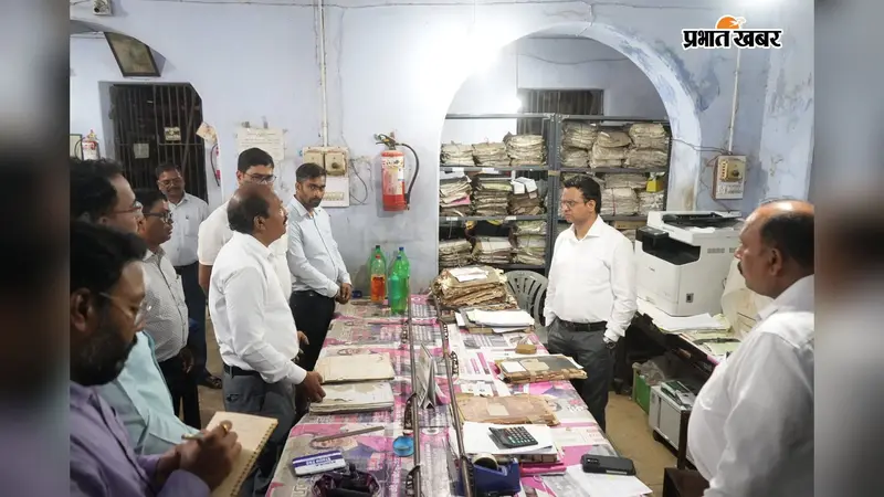 हजारीबाग अभिलेखागार का डीसी ने किया औचक निरीक्षण, दिए सुरक्षा और पारदर्शिता से जुड़े कई निर्देश