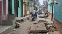 पटना रहमतगंज में 10 दिनों से सड़क पर पड़े नाले के स्लैब, वैकल्पिक मार्ग बना खतरे का रास्ता