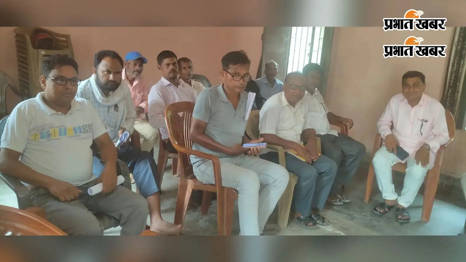 बैठक में शामिल शिक्षा सेवक बैठक में शामिल शिक्षा सेवक