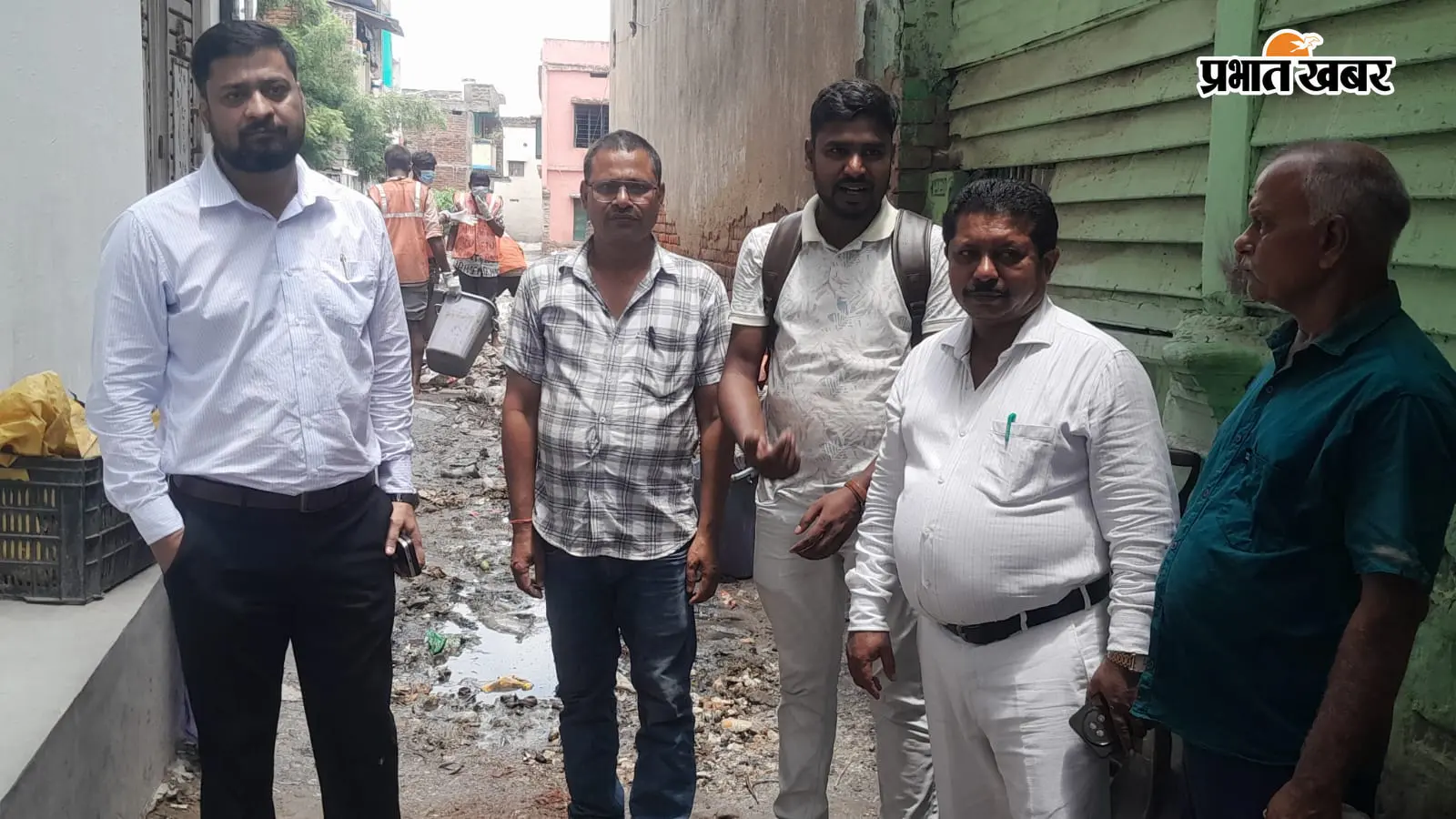 सफ़ाई अभियान के दौरान उपस्थित बीडीओ व मुखिया प्रतिनिधि | Prabhat Khabar Network सफ़ाई अभियान के दौरान उपस्थित बीडीओ व मुखिया प्रतिनिधि | Prabhat Khabar Network