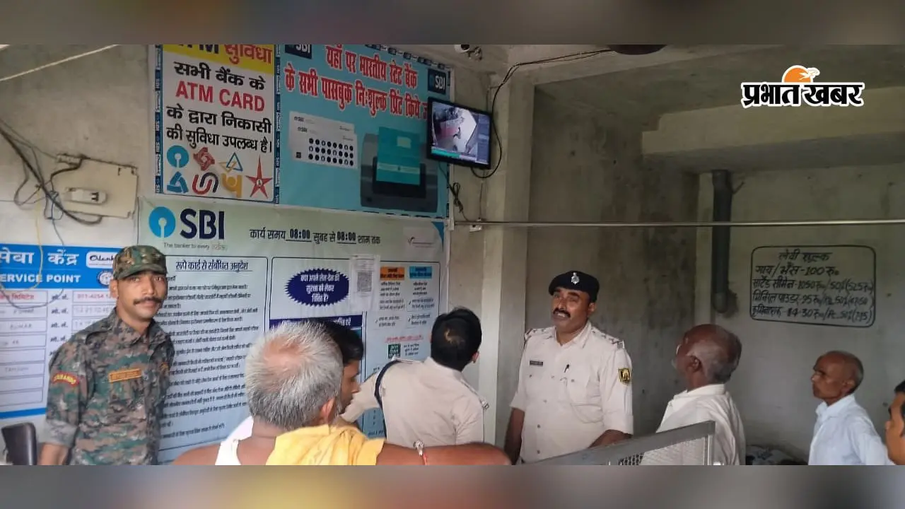 फोटो : घटनास्थल की जांच करते पुलिस पदाधिकारीफोटो : सीसीटीवी फुटेज में कैद अपराधियों की करतूत | Prabhat Khabar Network फोटो : घटनास्थल की जांच करते पुलिस पदाधिकारीफोटो : सीसीटीवी फुटेज में कैद अपराधियों की करतूत | Prabhat Khabar Network