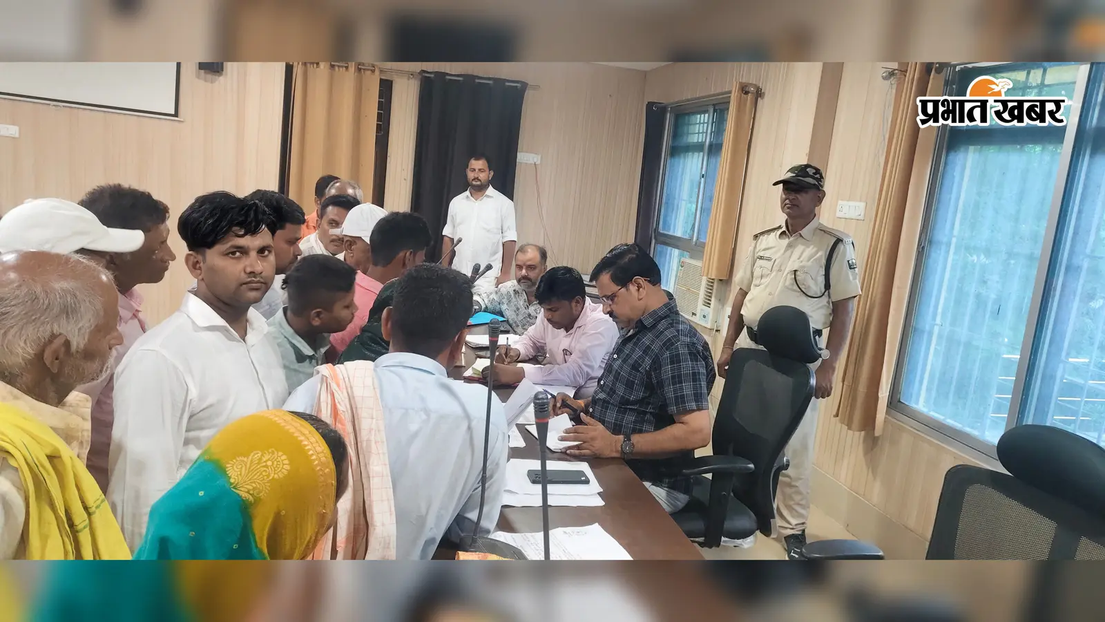 भुमि संबंधित मामलों को सुनते आरओ | Prabhat Khabar Network भुमि संबंधित मामलों को सुनते आरओ | Prabhat Khabar Network