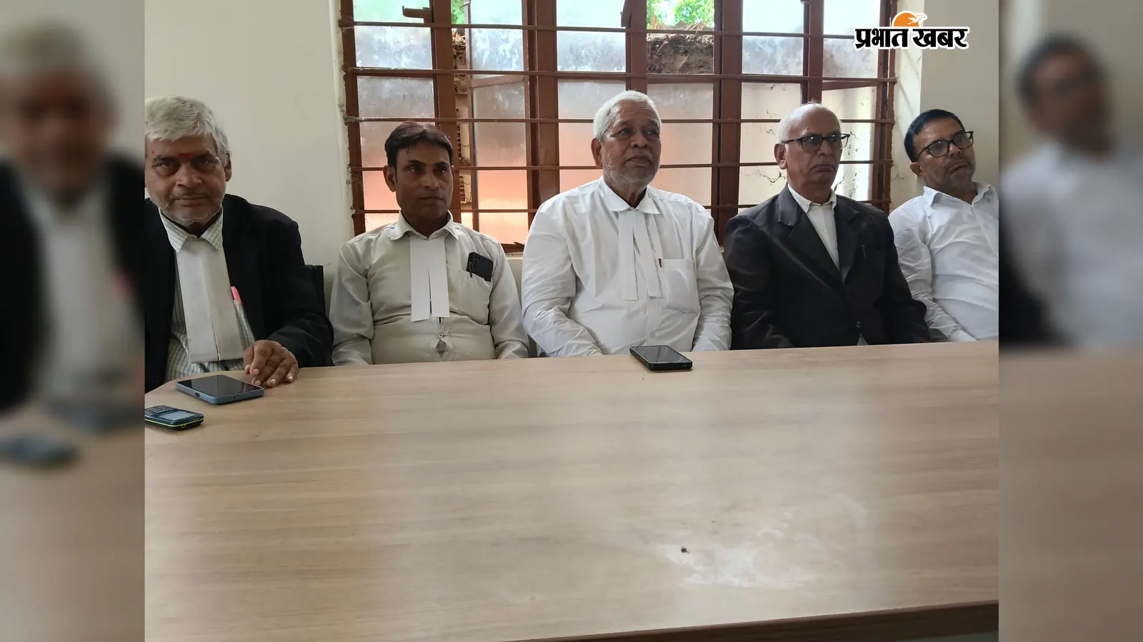 पत्रकारों को जानकारी देते अधिवक्ता | Prabhat Khabar Network पत्रकारों को जानकारी देते अधिवक्ता | Prabhat Khabar Network