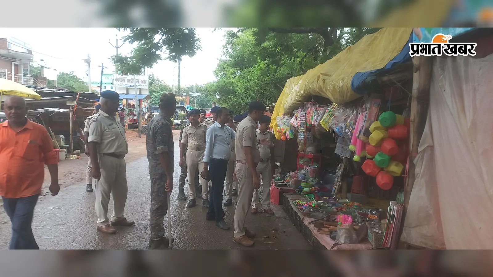 अतिक्रमण हटाने के लिए दुकानदारों को चेतावनी देते पदाधिकारी एवं पुलिस बल | Prabhat Khabar Network अतिक्रमण हटाने के लिए दुकानदारों को चेतावनी देते पदाधिकारी एवं पुलिस बल | Prabhat Khabar Network