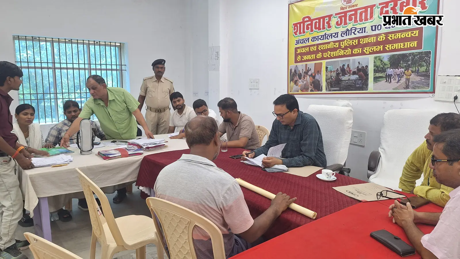जनता दरबार मे फरियाद सुनते सीओ | Prabhat Khabar Network जनता दरबार मे फरियाद सुनते सीओ | Prabhat Khabar Network