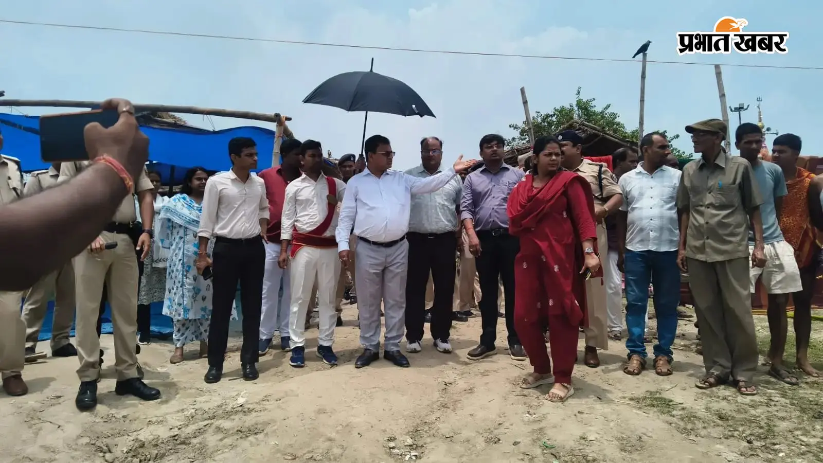 छर्रा पट्टी घाट का जायजा लेते अधिकारी की फोटो छर्रा पट्टी घाट का जायजा लेते अधिकारी की फोटो