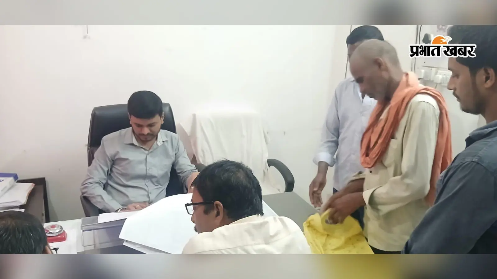 जनता दरबार में लोगों की फरियाद सुनते अंचलाधिकारी | Prabhat Khabar Network जनता दरबार में लोगों की फरियाद सुनते अंचलाधिकारी | Prabhat Khabar Network