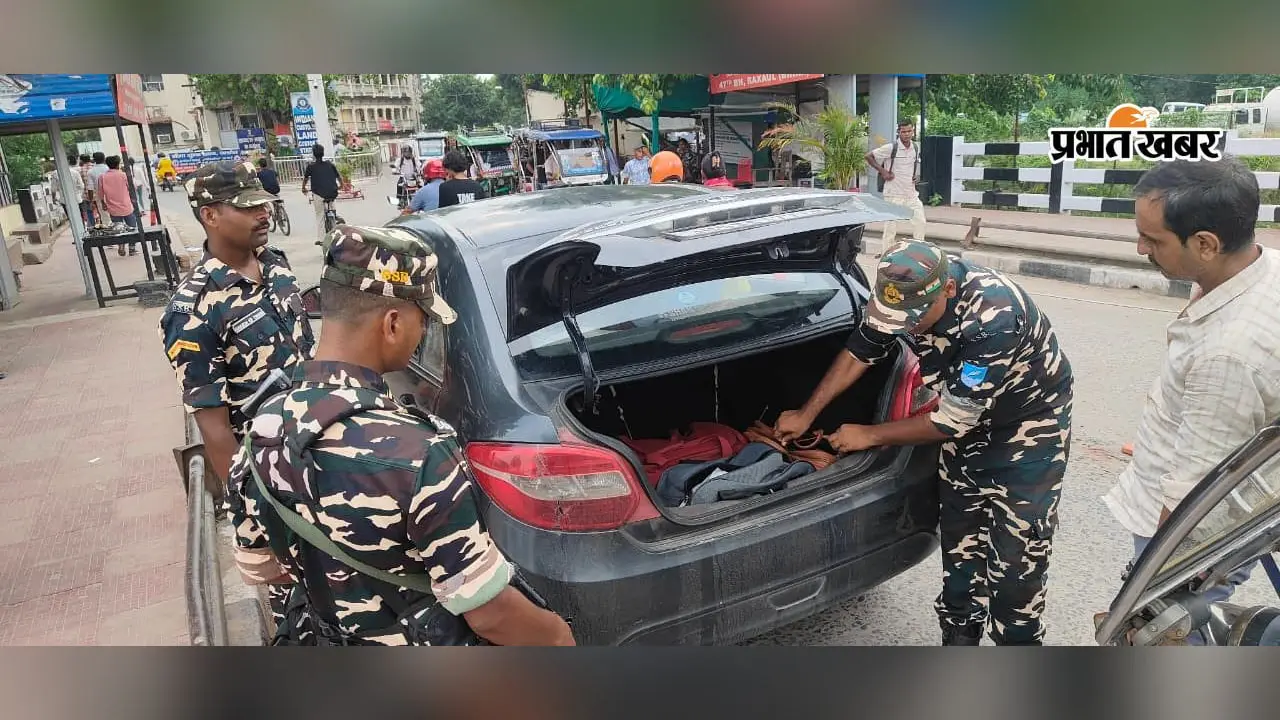 रक्सौल बॉर्डर पर नेपाल से आने-जाने वाले वाहनों की जांच करते एसएसबी के जवान. | Prabhat Khabar Network रक्सौल बॉर्डर पर नेपाल से आने-जाने वाले वाहनों की जांच करते एसएसबी के जवान. | Prabhat Khabar Network