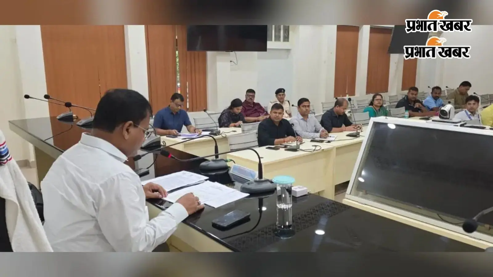 समीक्षा करते डीएम समीक्षा करते डीएम