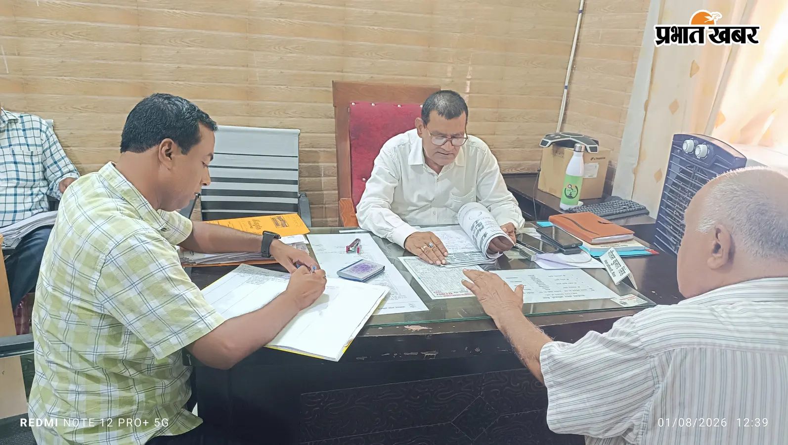 मैरवा अंचल कार्यालय में लगा जनता दरबार मे सीओ कागजात को देखते हुए | Prabhat Khabar Network मैरवा अंचल कार्यालय में लगा जनता दरबार मे सीओ कागजात को देखते हुए | Prabhat Khabar Network