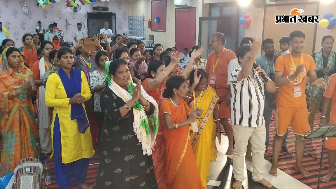 बाबा निवास शिव वाटिका में भजनों पर झूमते कांवरिया. | Prabhat Khabar Network बाबा निवास शिव वाटिका में भजनों पर झूमते कांवरिया. | Prabhat Khabar Network
