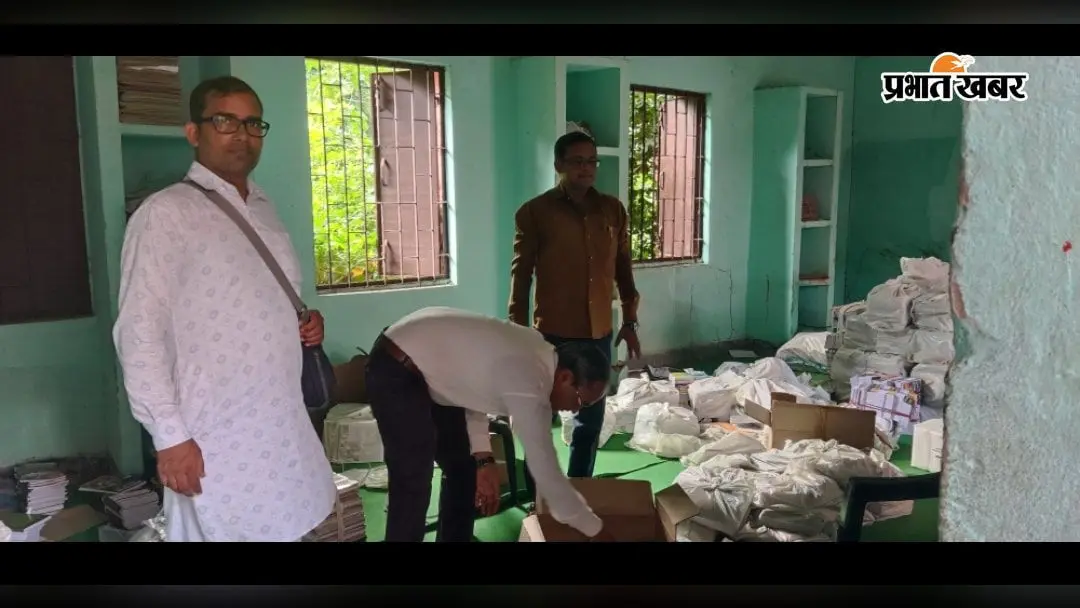 बीआरसी भवन के स्टोर रूम से विद्यालयों के शिक्षक ले जा रहे हैं पुस्तकें | Prabhat Khabar Network बीआरसी भवन के स्टोर रूम से विद्यालयों के शिक्षक ले जा रहे हैं पुस्तकें | Prabhat Khabar Network