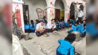 बक्सर BEO ने बच्चों संग किया मिड-डे मील, सुरक्षित शनिवार पर बाढ़ से बचाव और करियर की दी सीख