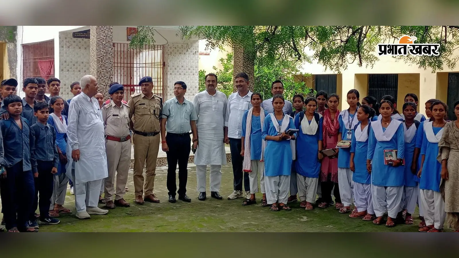 फोटो समापन समारोह के अवसर पर मौजूद छात्र छात्रा एवं बीडीओ प्रभाकर सिंह, थानाध्यक्ष नीरज कुमार व अन्य | Prabhat Khabar Network फोटो समापन समारोह के अवसर पर मौजूद छात्र छात्रा एवं बीडीओ प्रभाकर सिंह, थानाध्यक्ष नीरज कुमार व अन्य | Prabhat Khabar Network