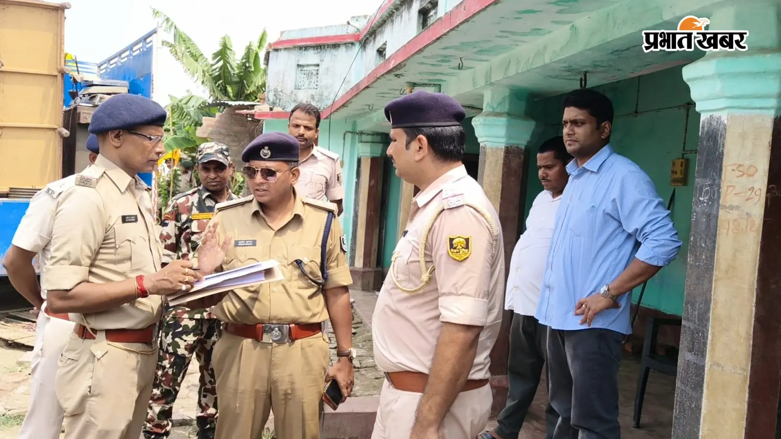 कुर्की जब्ती करती पुलिस | Prabhat Khabar Network कुर्की जब्ती करती पुलिस | Prabhat Khabar Network