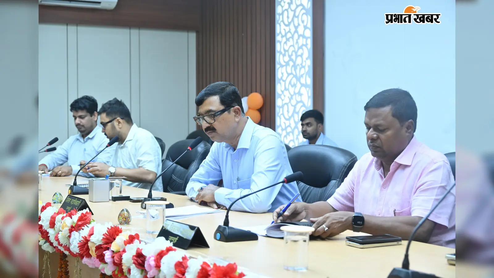 फोटो बैठक में शामिल डीएम व अन्य | Prabhat Khabar Network फोटो बैठक में शामिल डीएम व अन्य | Prabhat Khabar Network