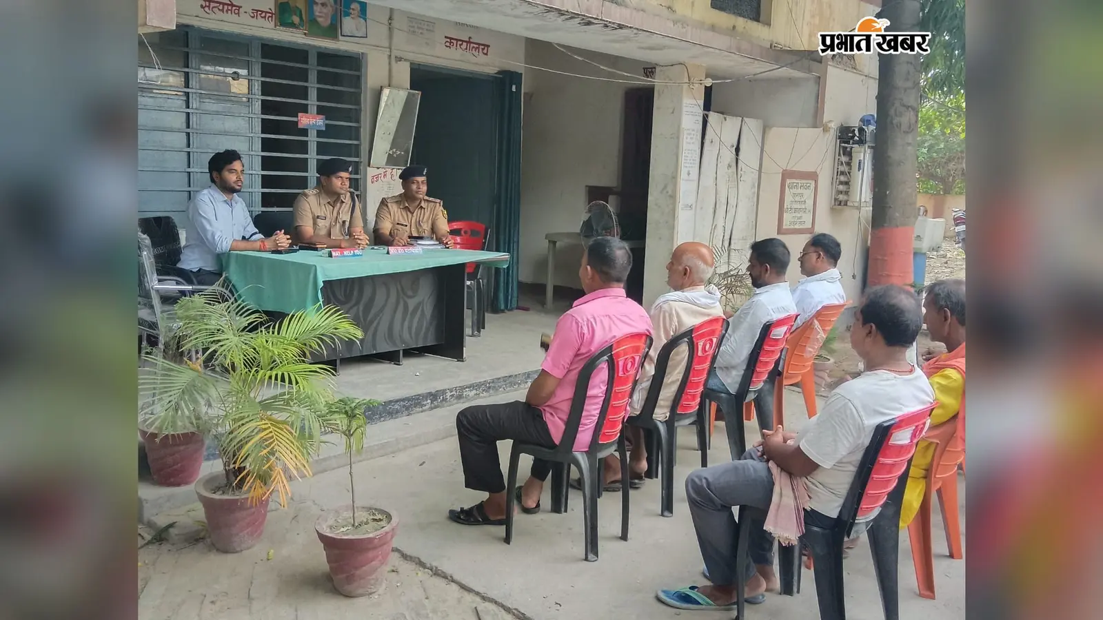 बैठक में उपस्थित पदाधिकारी एवं लोग. | Prabhat Khabar Network बैठक में उपस्थित पदाधिकारी एवं लोग. | Prabhat Khabar Network