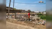ऐतिहासिक राजमहल के पीछे का तालाब बना कूड़ाघर, बदबू और गंदगी से लोग परेशान