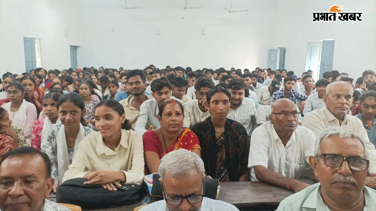 इंडक्शन मीट को संबोधित करते प्रभारी प्राचार्य कार्यक्रम में उपस्थित सैकड़ो विद्यार्थी | Prabhat Khabar Network इंडक्शन मीट को संबोधित करते प्रभारी प्राचार्य कार्यक्रम में उपस्थित सैकड़ो विद्यार्थी | Prabhat Khabar Network