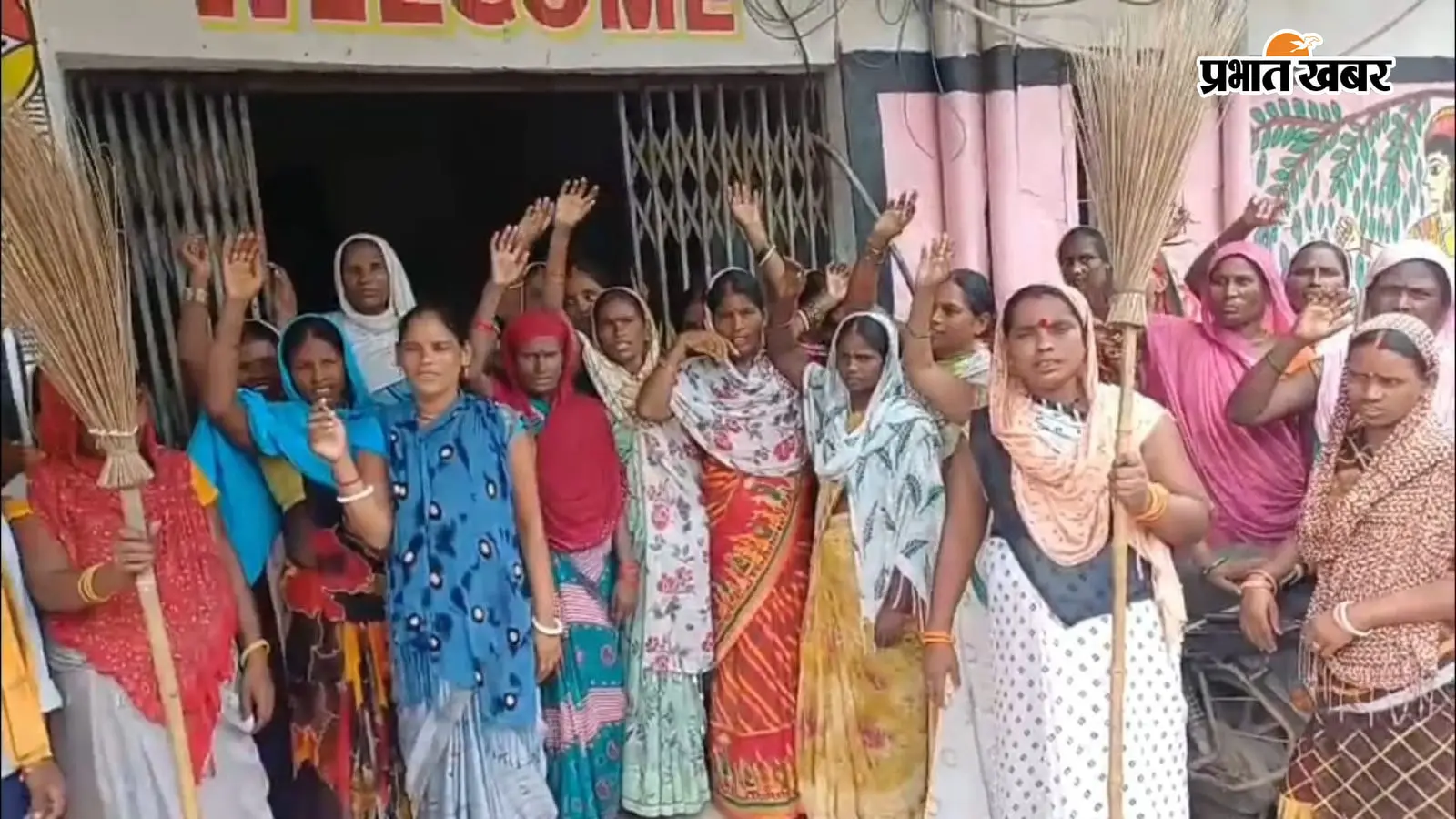 हंगामा करते सफाईकर्मी हंगामा करते सफाईकर्मी