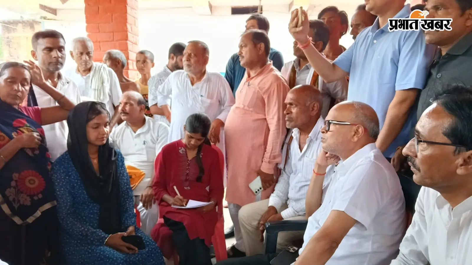 पीड़ित परिवार से मिलते कांग्रेस के प्रदेश अध्यक्ष राजेश राम | Prabhat Khabar Network पीड़ित परिवार से मिलते कांग्रेस के प्रदेश अध्यक्ष राजेश राम | Prabhat Khabar Network