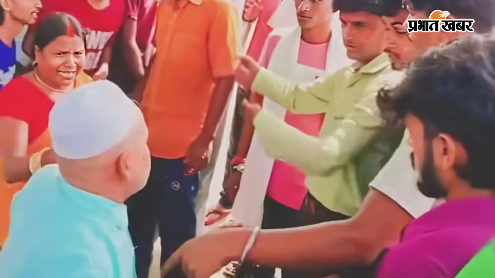 यात्री से पूछताछ करते पीड़ित यात्री से पूछताछ करते पीड़ित