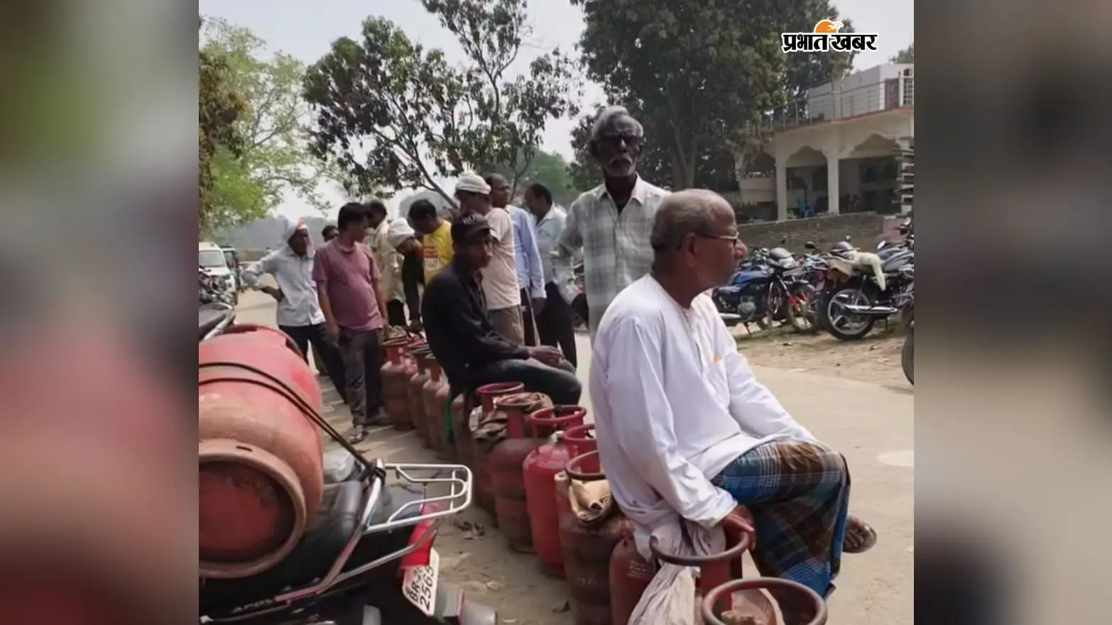 फ़ोटो.गैस सिलिंडर के लिए कतार में लगे उपभोक्ता | Prabhat Khabar Network फ़ोटो.गैस सिलिंडर के लिए कतार में लगे उपभोक्ता | Prabhat Khabar Network