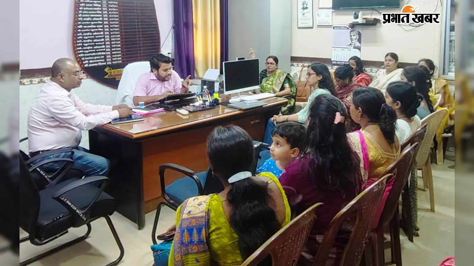फोटो कैप्शन 9 : डीपीओ सर्व शिक्षा अभियान की अध्यक्षता में आयोजित कस्तूरबा गांधी बालिका विद्यालयों की वार्डनों की समीक्षा बैठक में उपस्थित पदाधिकारी एवं प्रतिभागी. | Prabhat Khabar Network फोटो कैप्शन 9 : डीपीओ सर्व शिक्षा अभियान की अध्यक्षता में आयोजित कस्तूरबा गांधी बालिका विद्यालयों की वार्डनों की समीक्षा बैठक में उपस्थित पदाधिकारी एवं प्रतिभागी. | Prabhat Khabar Network