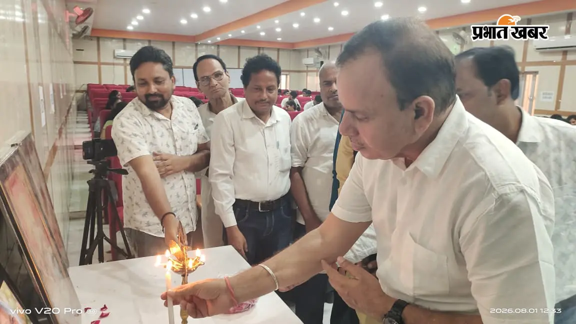 फोटो- दीप प्रज्जवलित करते अतिथि फोटो-कार्यक्रम में शामिल लोग | Prabhat Khabar Network फोटो- दीप प्रज्जवलित करते अतिथि फोटो-कार्यक्रम में शामिल लोग | Prabhat Khabar Network