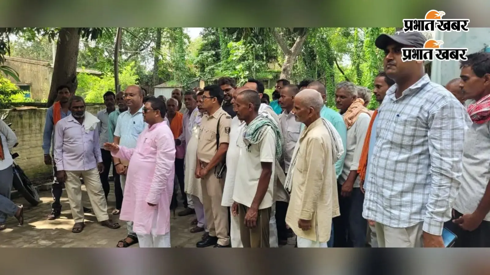 विधायक एवं जल संसाधन विभाग के एग्जीक्यूटिव इंजीनियर के समक्ष सिंचाई संकट की समस्या रखते सूही गांव के किसान विधायक एवं जल संसाधन विभाग के एग्जीक्यूटिव इंजीनियर के समक्ष सिंचाई संकट की समस्या रखते सूही गांव के किसान