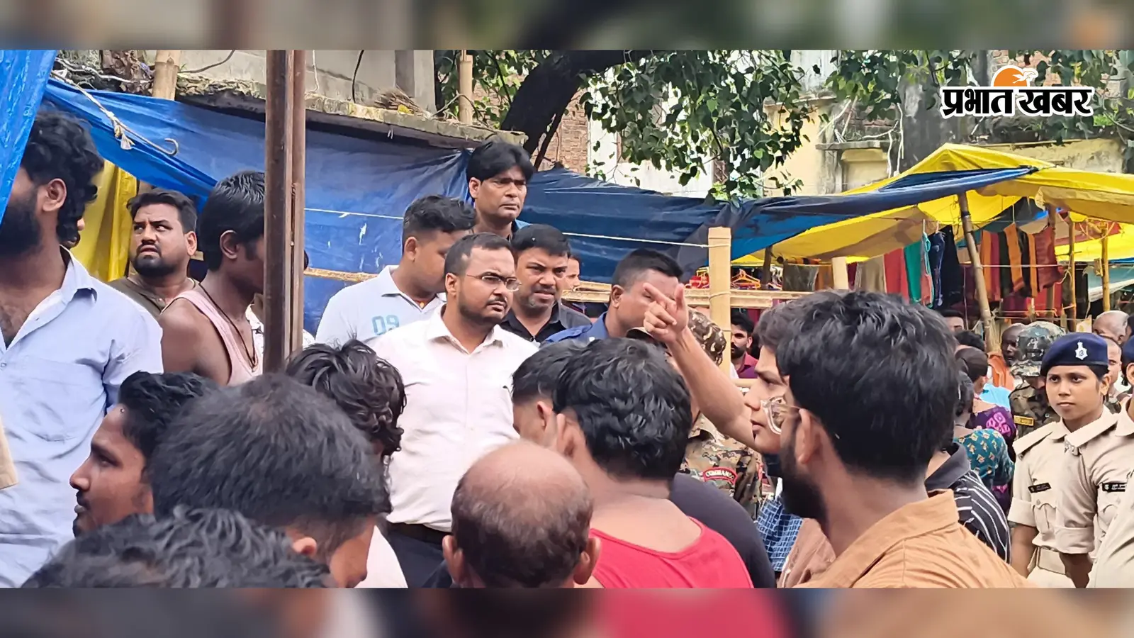 फोटो कैप्शन 01:- अतिक्रमण हटाने के दौरान कार्यपालक पदाधिकारी. | Prabhat Khabar Network फोटो कैप्शन 01:- अतिक्रमण हटाने के दौरान कार्यपालक पदाधिकारी. | Prabhat Khabar Network