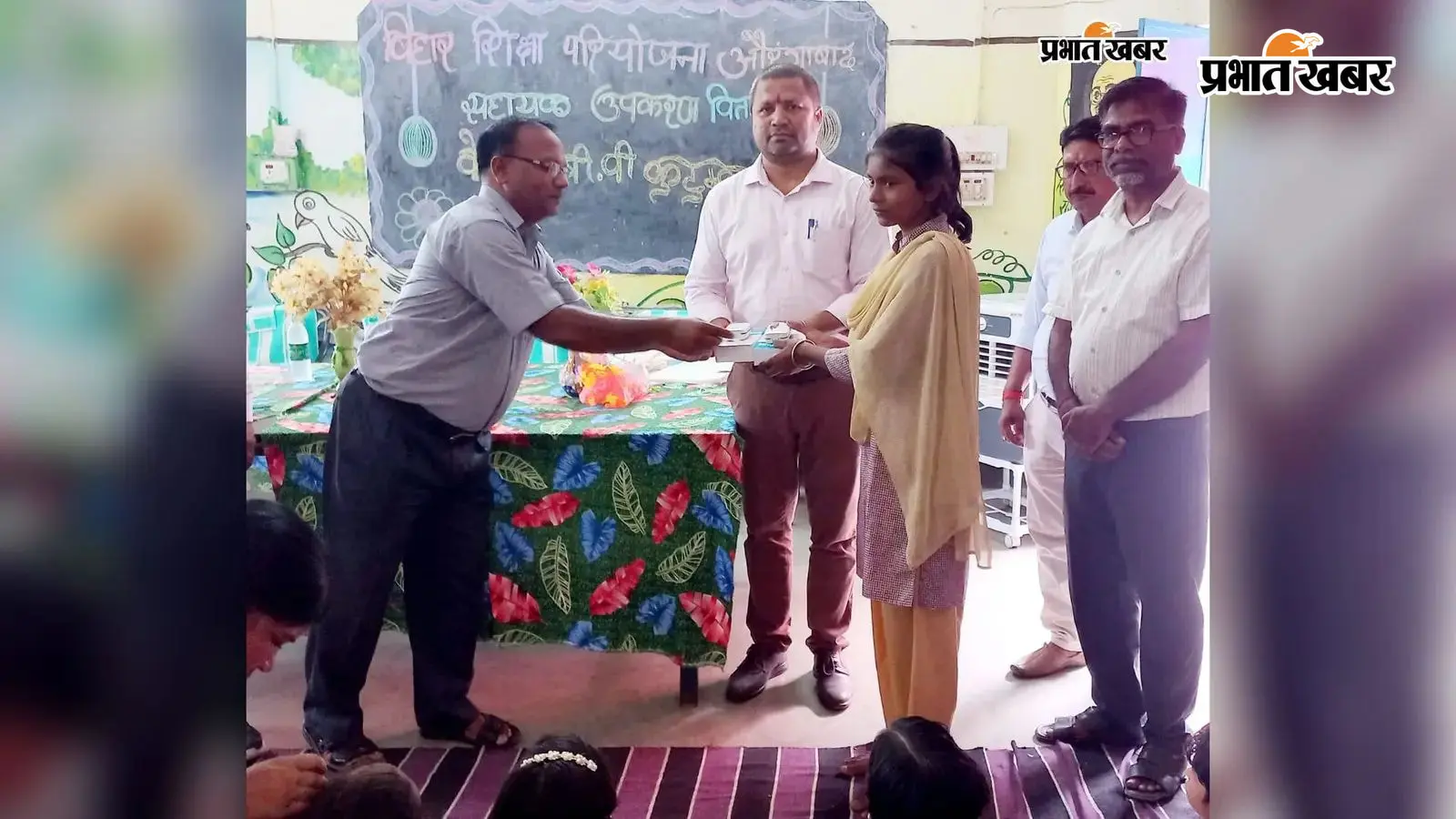 कुटुंबा में मूक-बधिर छात्राओं को हियरिंग एड वितरित करते डीपीओ संतोष कुमार एवं अन्य अधिकारी कुटुंबा में मूक-बधिर छात्राओं को हियरिंग एड वितरित करते डीपीओ संतोष कुमार एवं अन्य अधिकारी