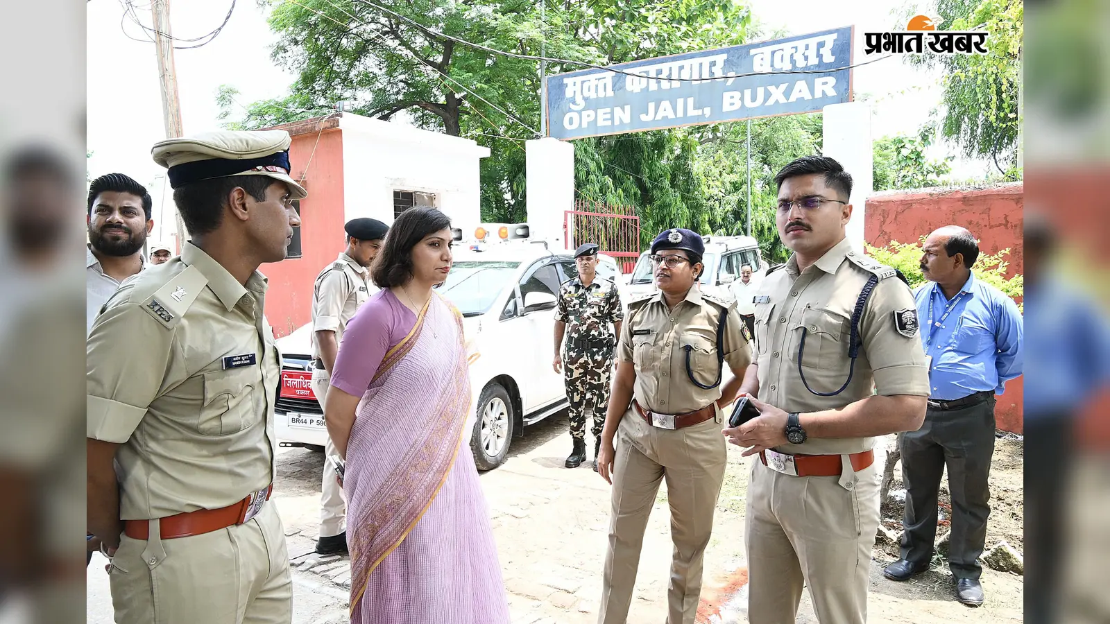 ओपेन जेल में पौधरोपण कर उद्यान का उद्घाटन करती डीएम व मौजूद एसपी समेत अन्य अधिकारी | Prabhat Khabar Network ओपेन जेल में पौधरोपण कर उद्यान का उद्घाटन करती डीएम व मौजूद एसपी समेत अन्य अधिकारी | Prabhat Khabar Network