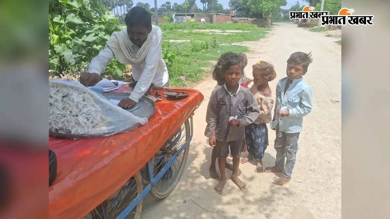 बच्चों को मिठाई खिलाकर विद्यालय आने के लिए प्रेरित करते प्रधानाध्यापक बच्चों को मिठाई खिलाकर विद्यालय आने के लिए प्रेरित करते प्रधानाध्यापक