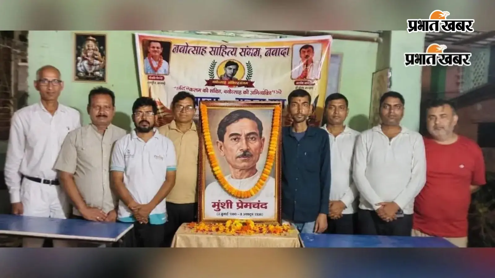 गोष्ठी में शामिल लोग गोष्ठी में शामिल लोग